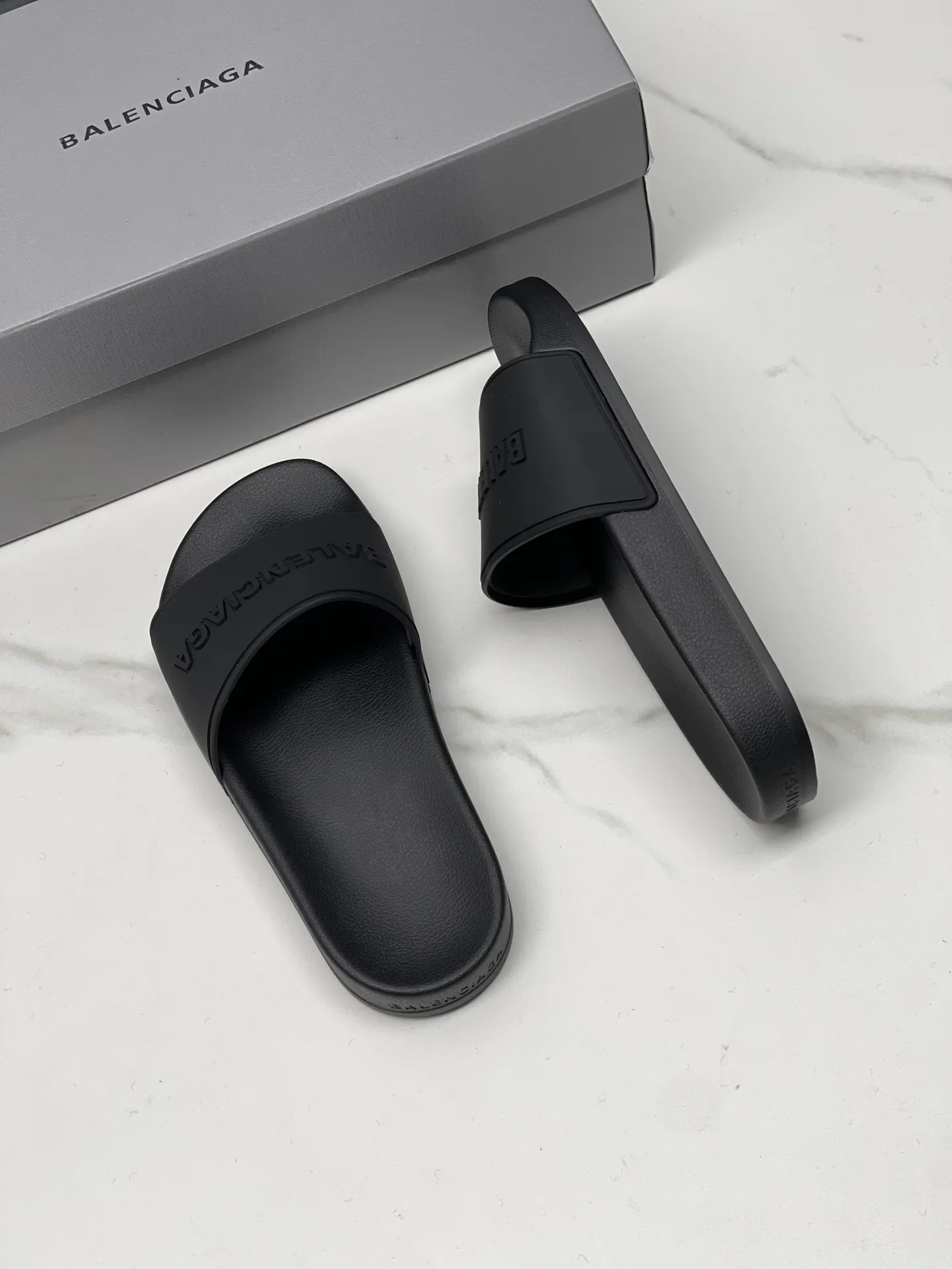 👟👟Ex-factory price 240👟👟 Women's Shoes Women's Clothing Balenciaga 2023 trendy slippers!  Balenciaga Political Campaign Latest Abrasive Development!  A favorite of European and American ladies, celebrities, and Internet celebrity girls. Exquisite uppers are hand-sewn and threaded. They are fluffy and soft, skin-friendly and soft, a must-have for summer. Fashionable but not overly ostentatious. Original natural rubber non-slip and wear-resistant sole. Size 35-40, 39-45 matching counter latest original packaging.